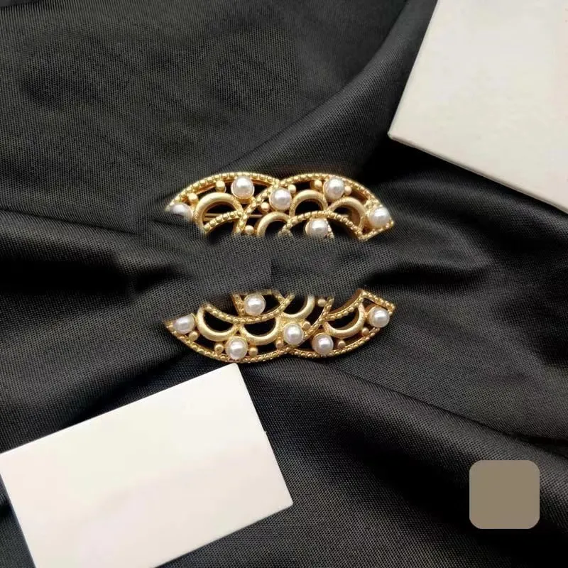Designer retrô de luxo Pearl Broche Hollow Letter Braroches for Women Charm Presente de casamento Acessorie de joias de alta qualidade