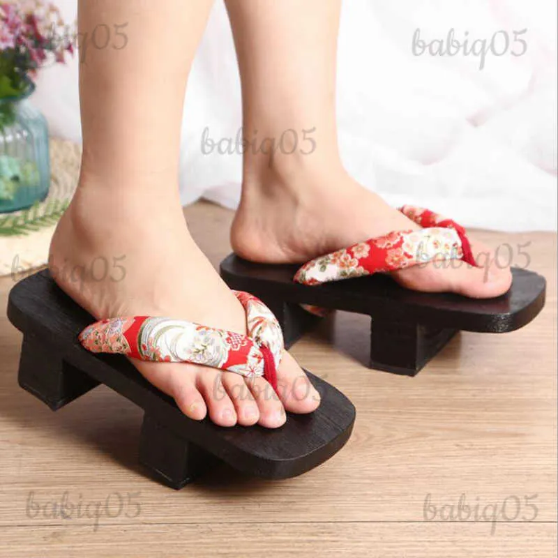 Slippare nya kvinnliga tofflor Sommar japanska trä Geta Clogs Shoes Sandaler Flip-Flops Två tänder med blommor Kimono Shoes Platform C95 T230410