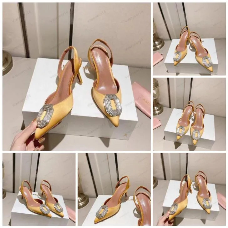 Designer de luxo Sandals Sandals Itália Amina Muaddi Black Satin Begum Sling Heels Begum Broche de Cristal Bomba Sapatos de Captadores de Vinho Sapateiros Sapateiros 35-42 AAAPPP