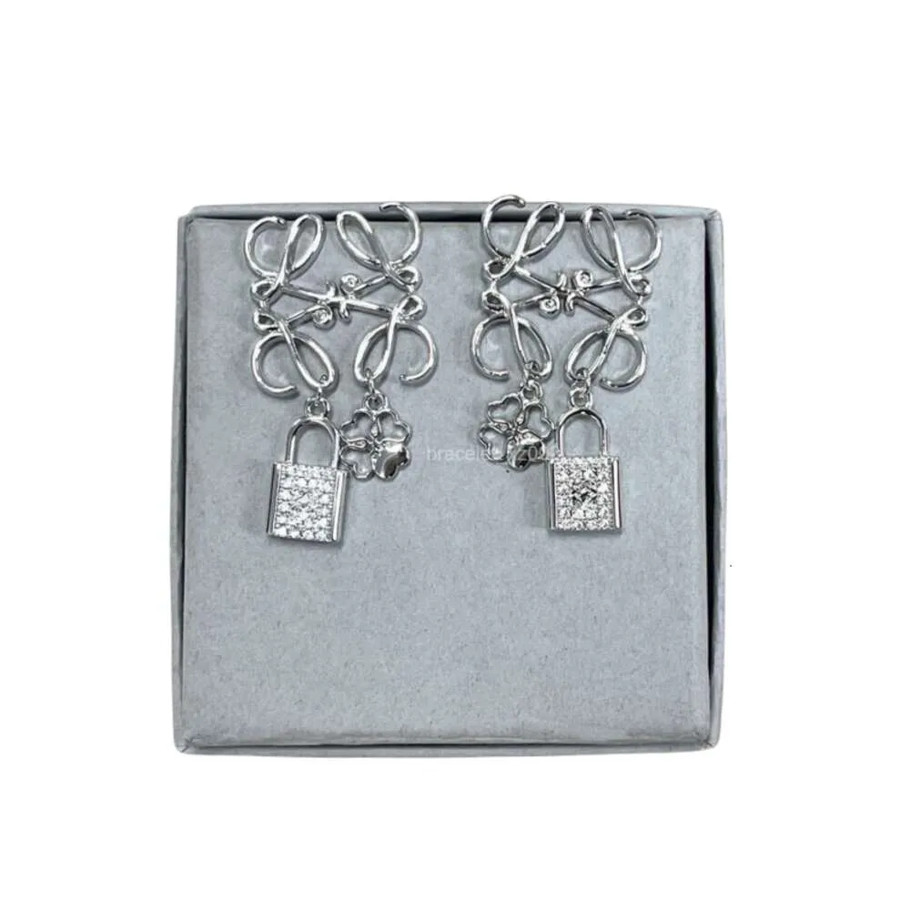 Loewees Designer Earring Original Quality Hollow Square 4 Leaf Grass Inlaid Diamond Lockペンダントイヤリング女性マイノリティデザインライトラグジュアリーハイグレード1