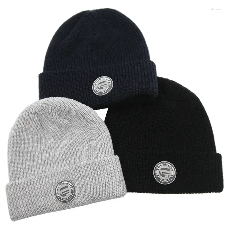 Bérets Premium Logo personnalisé de haute qualité Roll Up Edge Knit Trawler Winter Skull Cap Bonnet avec patch en caoutchouc