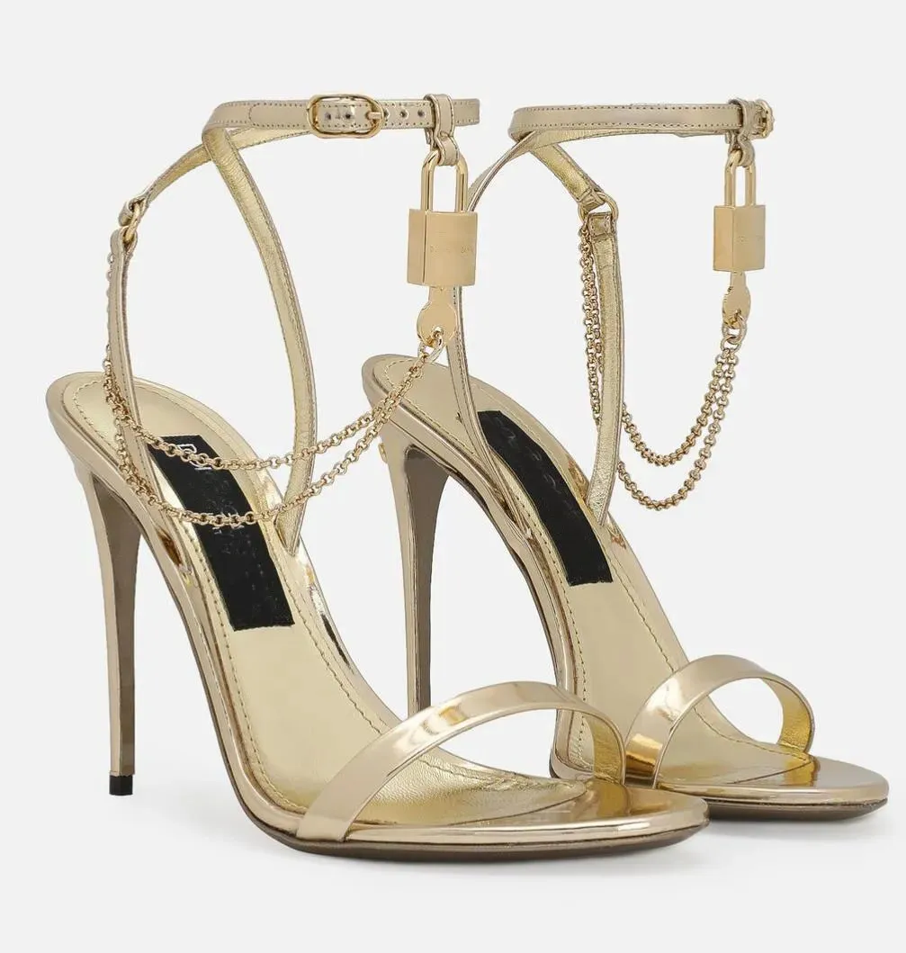 Elegant varumärke Keira Patent Leather Women Sandals Shoes Charm-utsmyckade kedjan Black Gold Padlock Heeled Pumps Lady Gladiator Sandalias .EU35-43