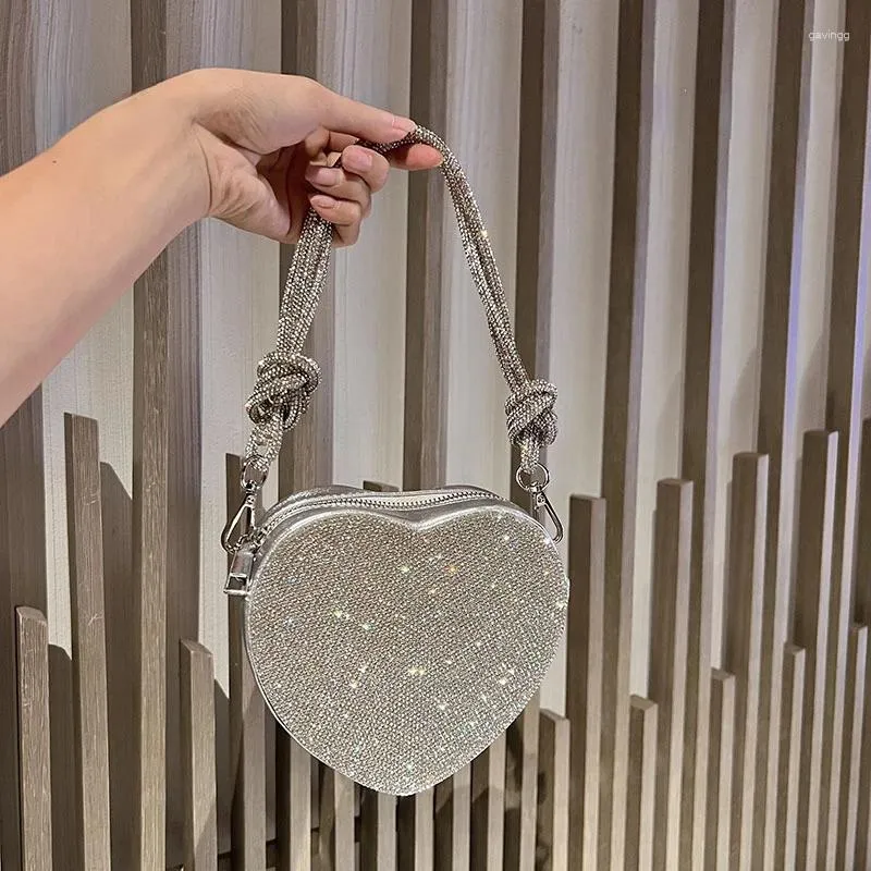 Kvällspåsar lyxdesigner hjärtmönster diamanter handväskor kvinnor 2023 koreanska diamantkedja axel messenger väska silver ins
