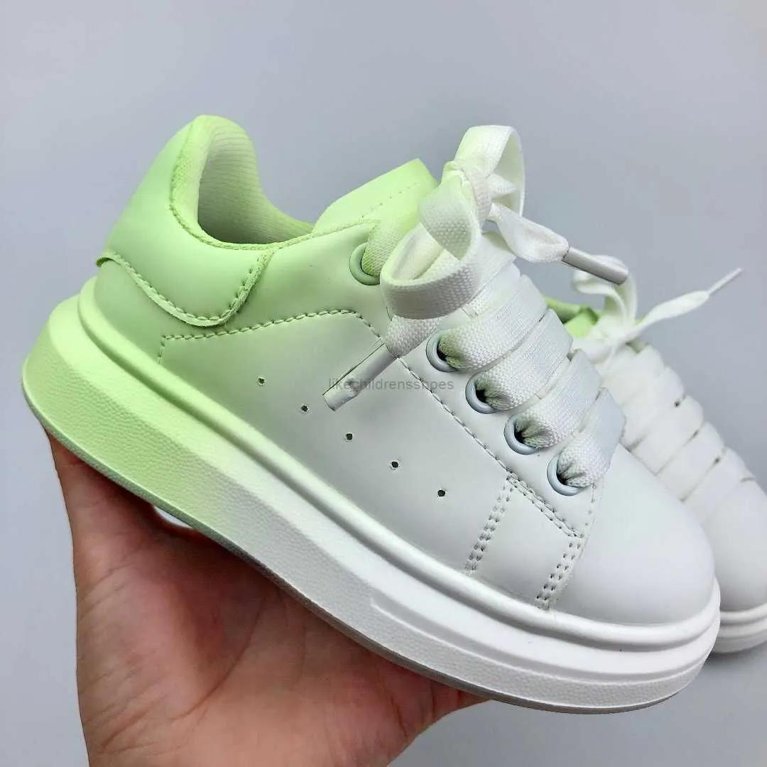 Atletisch Buiten verkopende kinderschoenen Wit Rood Zwart Droomblauw Buitenmaatse sneaker met enkele band Rubberen zool AMCQS Zacht kalfsleer Vetersneakers Sport