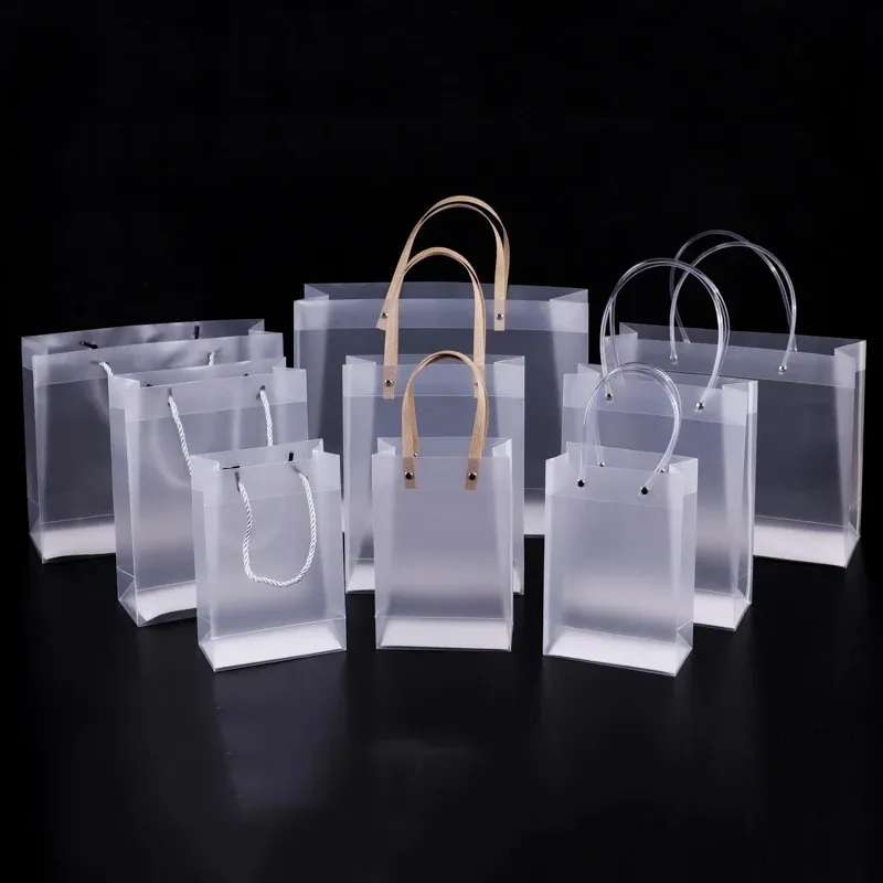 Present Wrap 10pcs PVC Transparent presentväska med handtag Clear Tote PP Frosted Plastic Shopping Tote Bag Kläder Drycker Packaging Custom Bag 231109