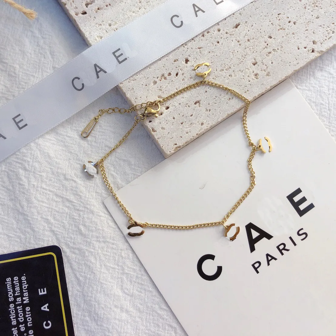 خلخال ذهبي مصمم للنساء تصميم جديد مع علامة تجارية للمجوهرات هدية مثالية لمزاجه وأسلوب المرأة الواعية
