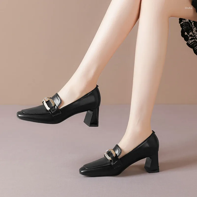 Scarpe eleganti 2023 Stile Tacchi alti da donna sexy Tacco spesso Morbido e confortevole Vernice Pu Tutto-fiammifero Punta quadrata britannica