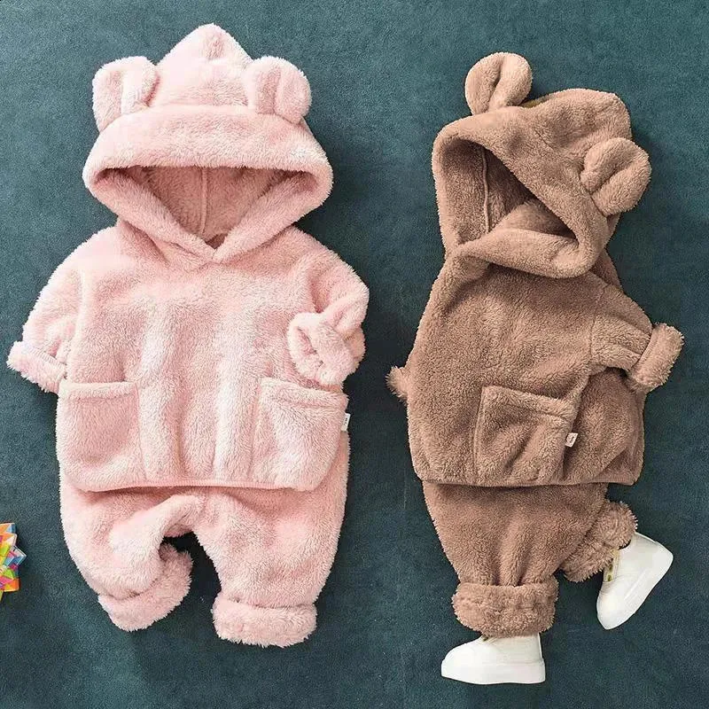 Kleidungssets Niedliche Baby-Jungen-Mädchen-Korallen-Samt-warme Frühlings-Herbst-Winter-Hoodie-Kleidungs-Sets Kinder-Kind-dicke Wollbär-Kapuzenanzüge 231108