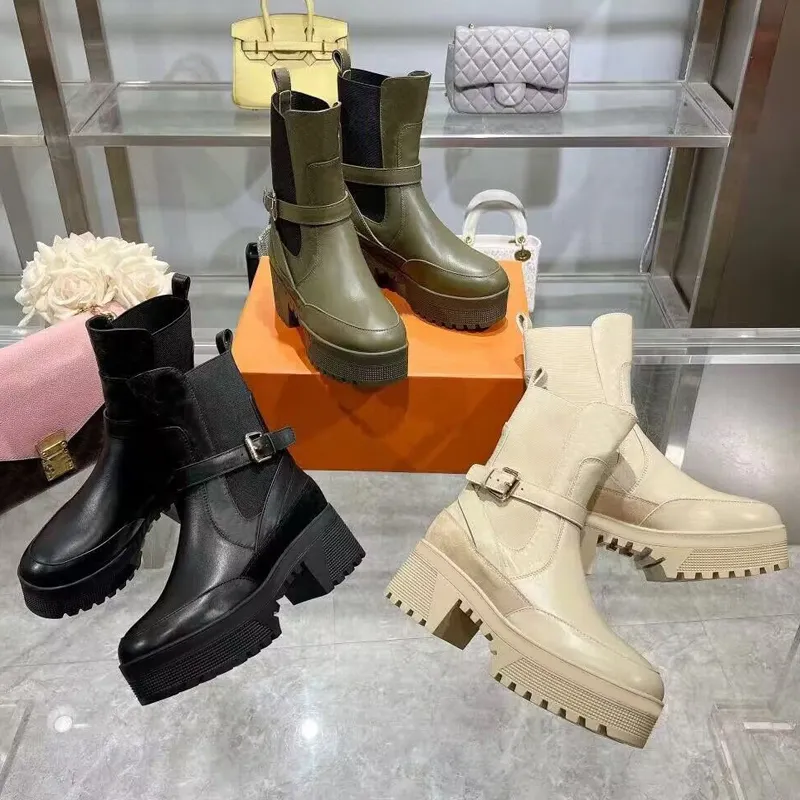 100% Designer Shoes Boots Femmes Flamants en cuir Love Love Médaille de désert Lacet Up Lawet LETTER HEPT HIGH Talons Hiver Shoe Talon grossier Large taille 35-41-42 48379