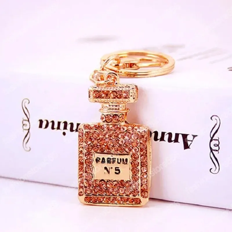 Creative Strass Bouteille De Parfum Porte-clés Femmes Sac Bijoux Accessoires Petite Amie Diamant Porte-clés Suspendu Présent