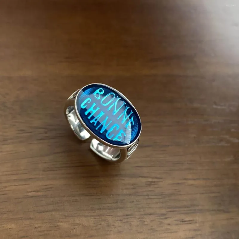 Cluster Rings Foydjew Retro Thai Silver Blue Epoxy Harts Open For Women Niche Design Fashion Personlighet Luxur Lucky Letter Ring