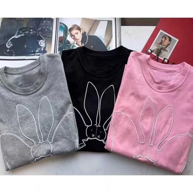 Designer New Women Tirm camiseta Família 2023 estilo baú bordado Rabbit redonda Menina de manga de pescoço solto Camiseta casual