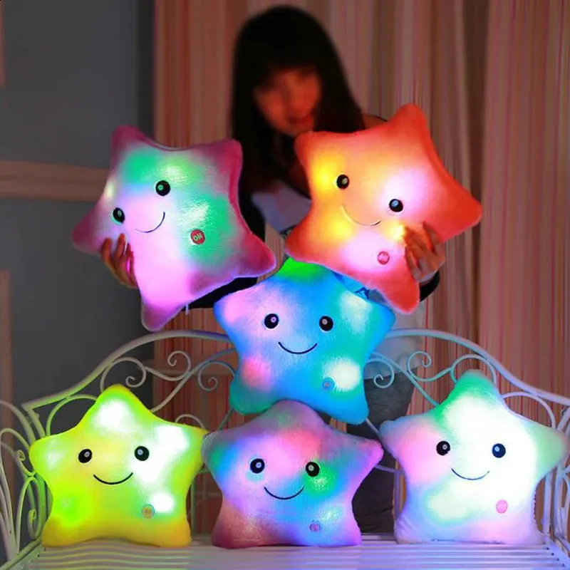 Juguetes iluminados de felpa Almohada luminosa Juguetes de Navidad Almohada con luz LED Estrellas coloridas Regalo de cumpleaños para niños YYT214 231109