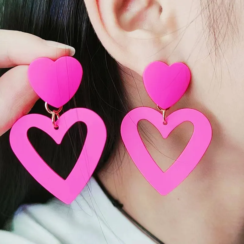 Pendientes colgantes de corazón de aleación de metal con tachuelas de color rosa intenso para mujer, pendientes bohemios de verano para la playa, joyería llamativa geométrica de caramelo, regalos para el día de San Valentín para novias y mejores amigas