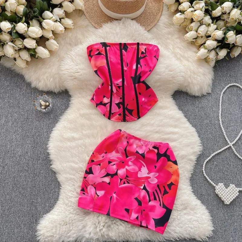 Çalışma Elbiseleri Kadınlar 2 Parçası Set Sex Sexy Floral Baskılı Straplez kolsuz ince mahsul üst ve Elastik Bel Mini Bodycon etek takımları