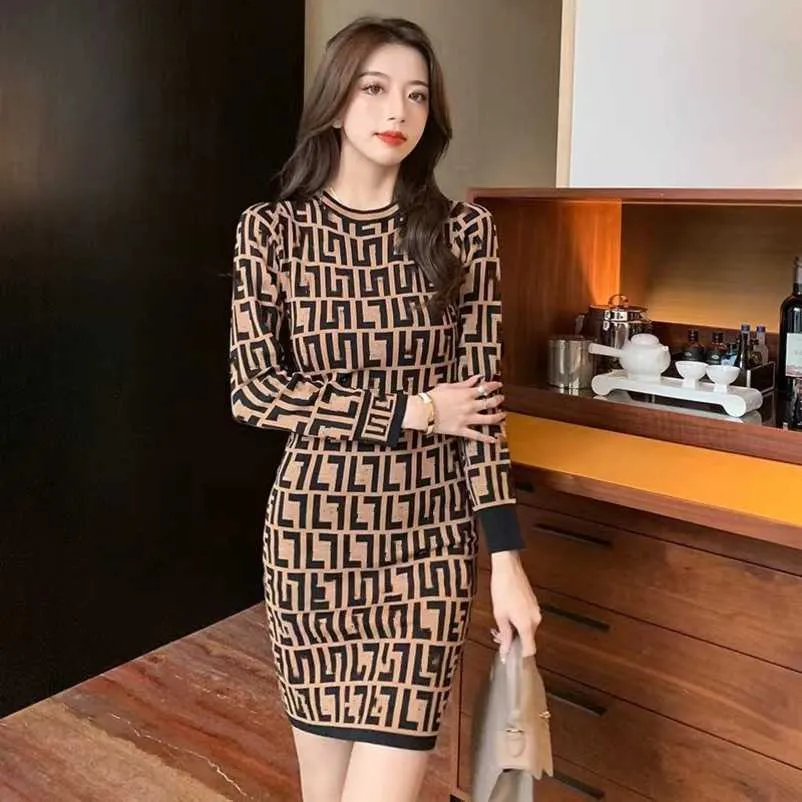 2023 Nouveau designer femmes t-shirt haut de gamme Chemise Automne Style Célébrité Versatile Classique Plaid Slim Fit À Manches Longues Tricoté Robe Femmes