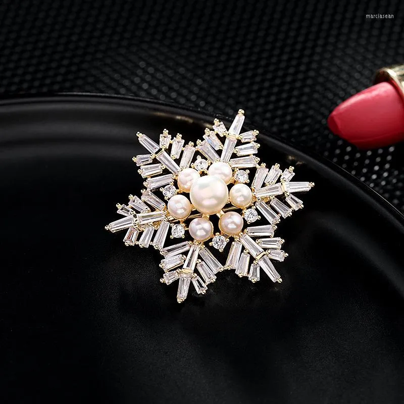 Broches Classic Design Snowflake Pearl Broche Pin Cubic Zirkon Gold Gold For Women Christmas Sieraden Gift Bruiloft Accessoires