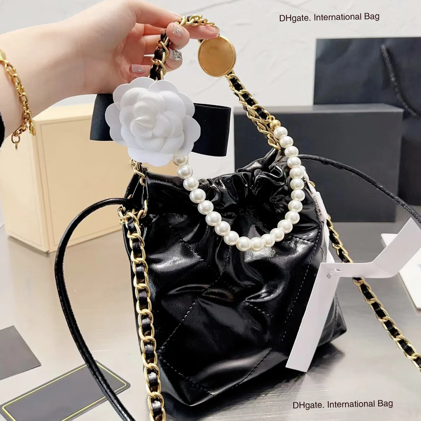 Einzelschulter-Crossbody-Tasche der 22bag-Serie Beuteltasche aus glattem Kalbsleder mit Kordelzugöffnung mit übergroßer Kapazität und ikonischer Diamant-Mesh-Naht Designertasche