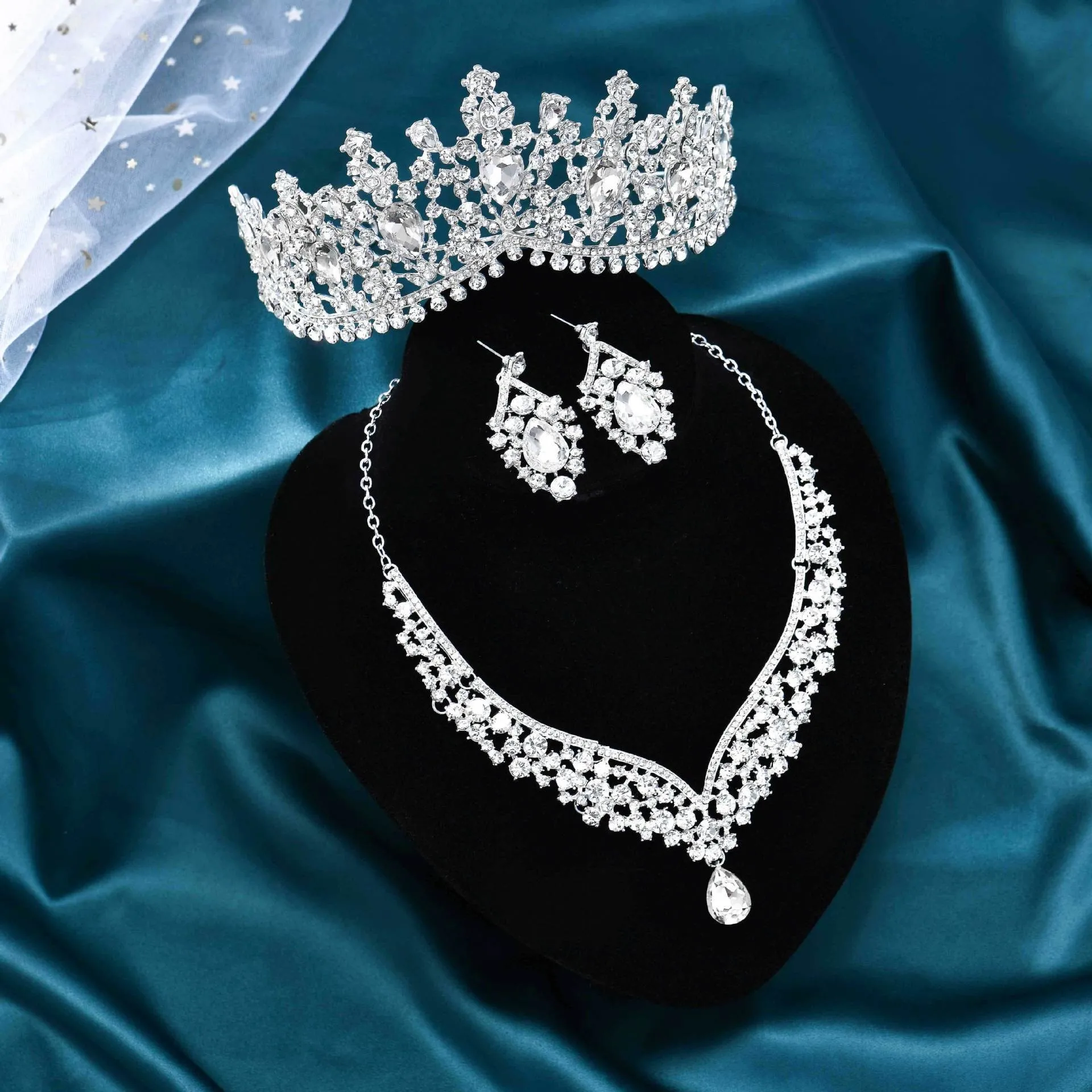 Headpieces De best verkochte high-end bruid bruidskroon ketting oorbellen driedelige set wit kristal handgemaakt fijn ambacht