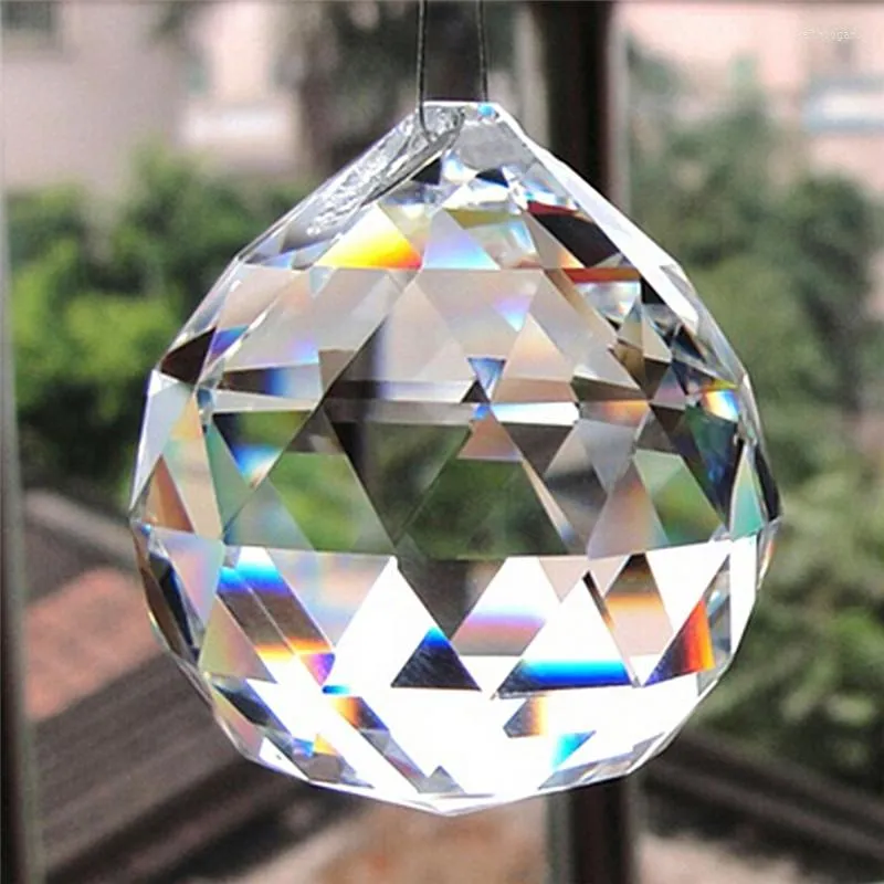 Кристально прозрачный 20 -миллиметровый граняный стеклянный шар.