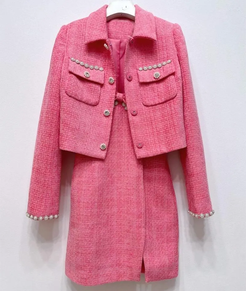 Рабочие платья 2023 SS, темно-розовый цвет, расшитый бисером, женские комплекты из двух предметов, однобортное короткое пальто с настоящими карманами, мини-платье-майка с бантом