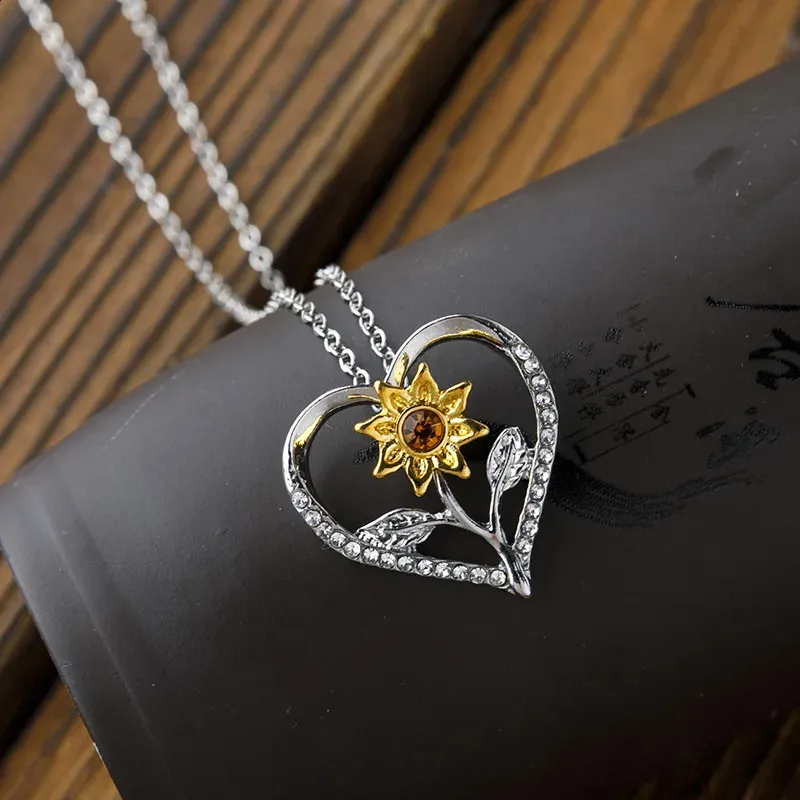 Pendant Necklaces Boho Heart Rhinstones Sunflower Pendant Necklace Romantic Love Sun Flower Charm Chain Jewelry Gift For Women Accessories 231109