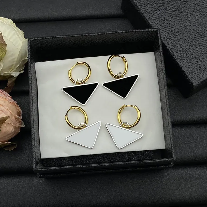Luxurys designers charm hoop örhängen mode svarta örhängen triangel bokstäver örannar för kvinnliga damer trendiga gulddjur silver diamantörhängen 2311104d