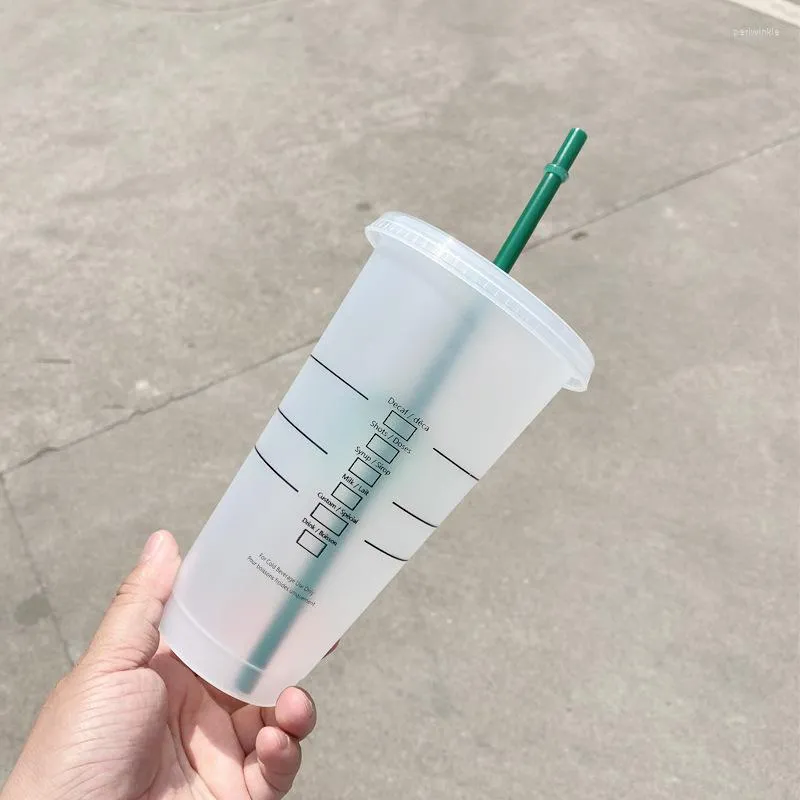 Kupalar 601-700ml Siyah Beyaz Saman Kupası Kapak Renk Değişikliği Kahve Yeniden Kullanılabilir Plastik Tumbler Mat Kaplama Kupa Çift