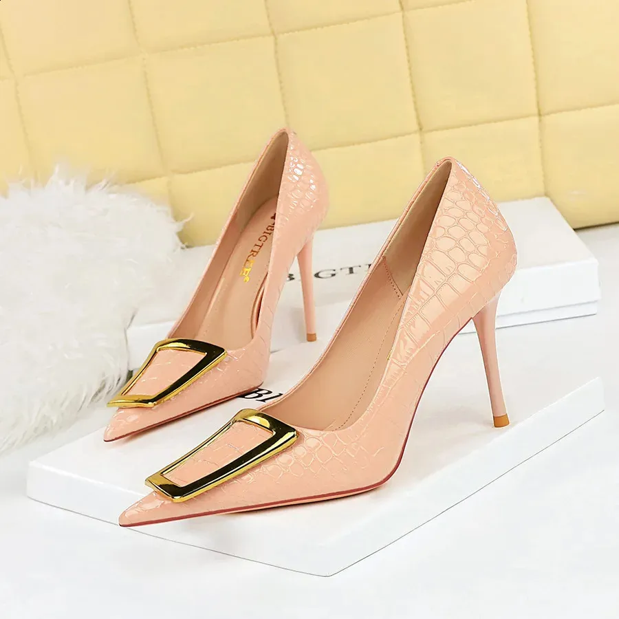 Chaussures habillées Mode coréenne de luxe talon haut 10 cm talon mince boucle carrée en métal chaussures simples femmes chaussures de fête de mariage chaussures de travail 231110