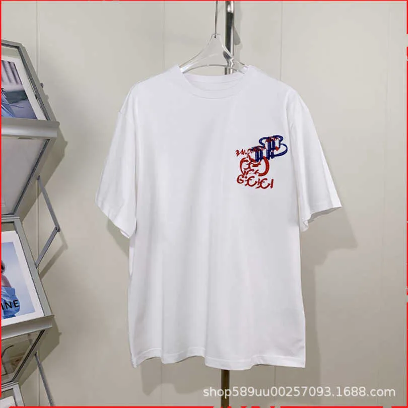 2023 New Women 's 고품질 Tshirt 셔츠 올바른 봄/여름 티셔츠 가족 공동 자수 둥근 목 목 상단 남성 여성을위한 간단한 다목적.