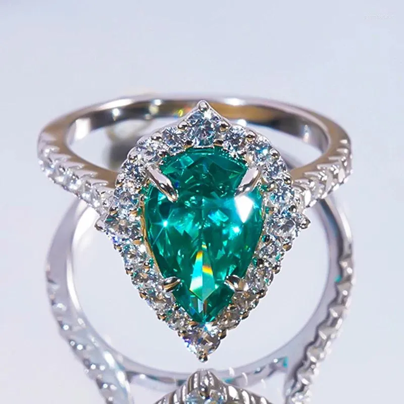 クラスターリングQinhuan Luxury Pear Shape Emerald Gemstone Platinum Plated Ring for Women High Carbon Diamond Wedding Party Promise Fine