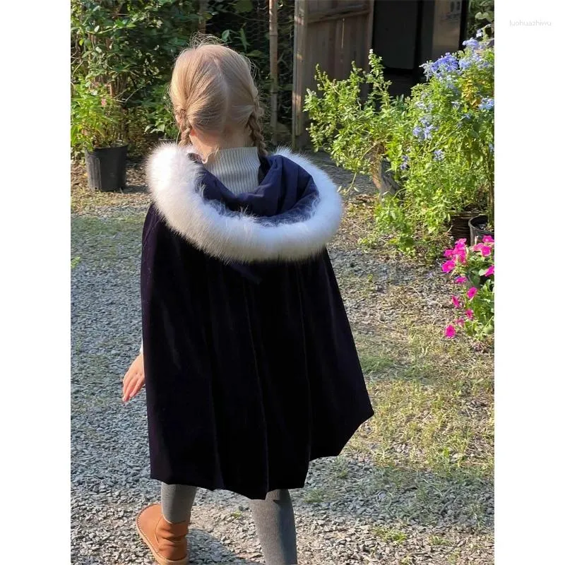 Jassen Kinderkleding Kinderjas 2023 Winter Meisjes Grote Bontkraag Fluwelen Sjaal Cape Modieuze Effen Kleur Warm