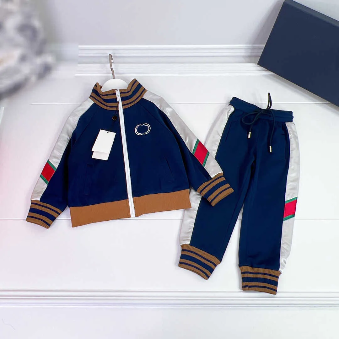 23SS Kids Trailsuit Çocuk Tasarımcı Giysileri Çocuk Setleri Erkek Şerit Bir Ekleme Standı Yakalama fermuar ceketi Pantolon Set Yüksek Kaliteli Bebek Giysileri