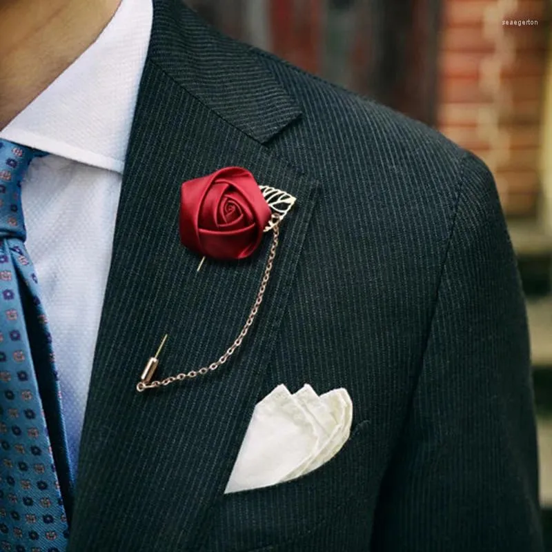 Broches Traje clásico para hombre, ramillete de rosas y hojas doradas, corbatas para mujer, broche con cadena de aguja, alfileres de solapa ajustables con flores de Color sólido