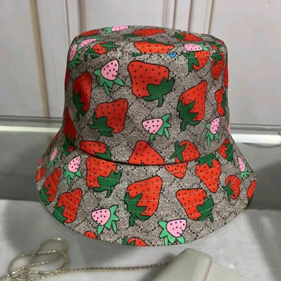 Designers Women Strawberry Bucket Hat monterade hattar Sun Mens Baseball Cap Outdoor Fishing Dress Bonnet Beanie Luxury Baseball Cap G 2304103D