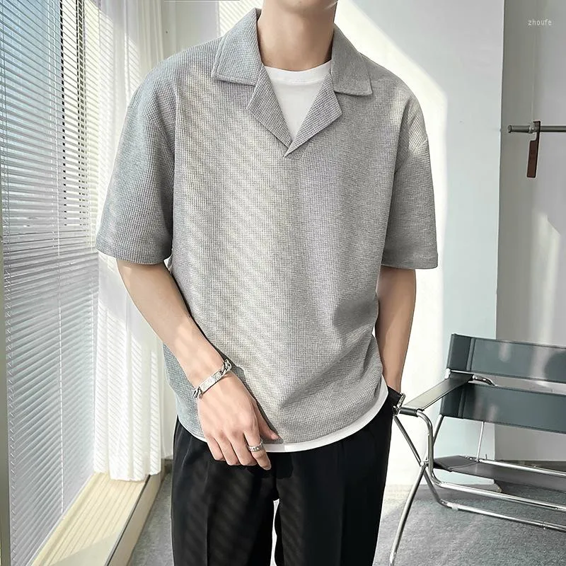 Mäns T-skjortor Summer Korean Style Fashion Ljus Bekant fast färg LAPEL Kortärmad t-shirt Män lös avslappnad Pullover Top