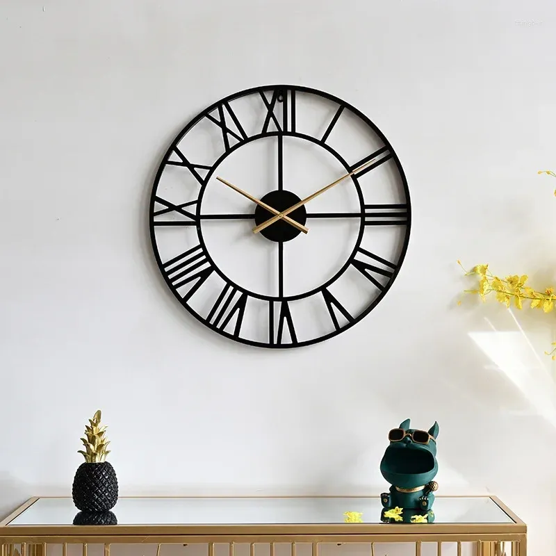 Wall Clocks Iron Art Light Luxury Circular Clock Fashion Creativity Gold Homestay Silent Decoration Living Room