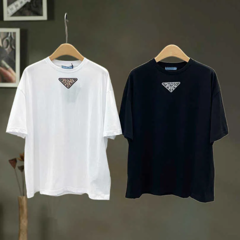 Roupa feminina de grife 20% de desconto de camisa coreana verão 2023 Hot Diamond Letter Sleeve Top T-Shirt Label