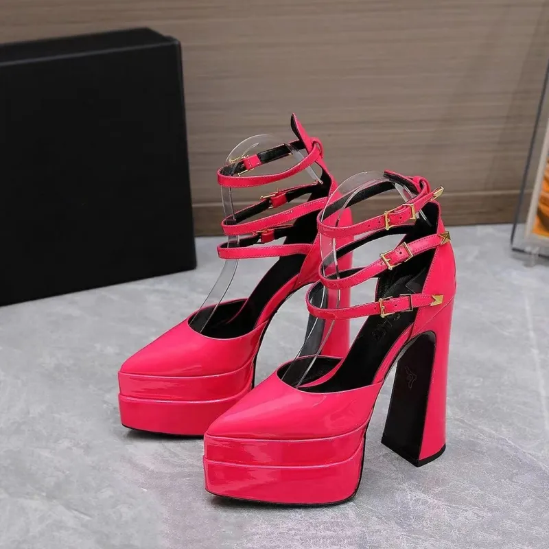 2023 Designer Luxury High Heels Women Sandals Metallic Laminate Leathers Flat Middle High Heel Sandal Summer Beach Wedding Shoe Dress Shoes Size 35-42