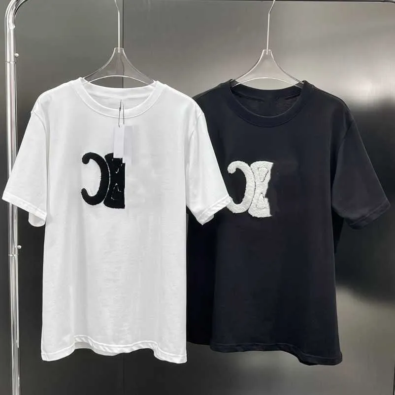 2023 Nuova maglietta da donna di design di fascia alta 2023 Estate High Edition Famiglia Rilassata Semplice Versatile T-shirt manica girocollo coppia unisex
