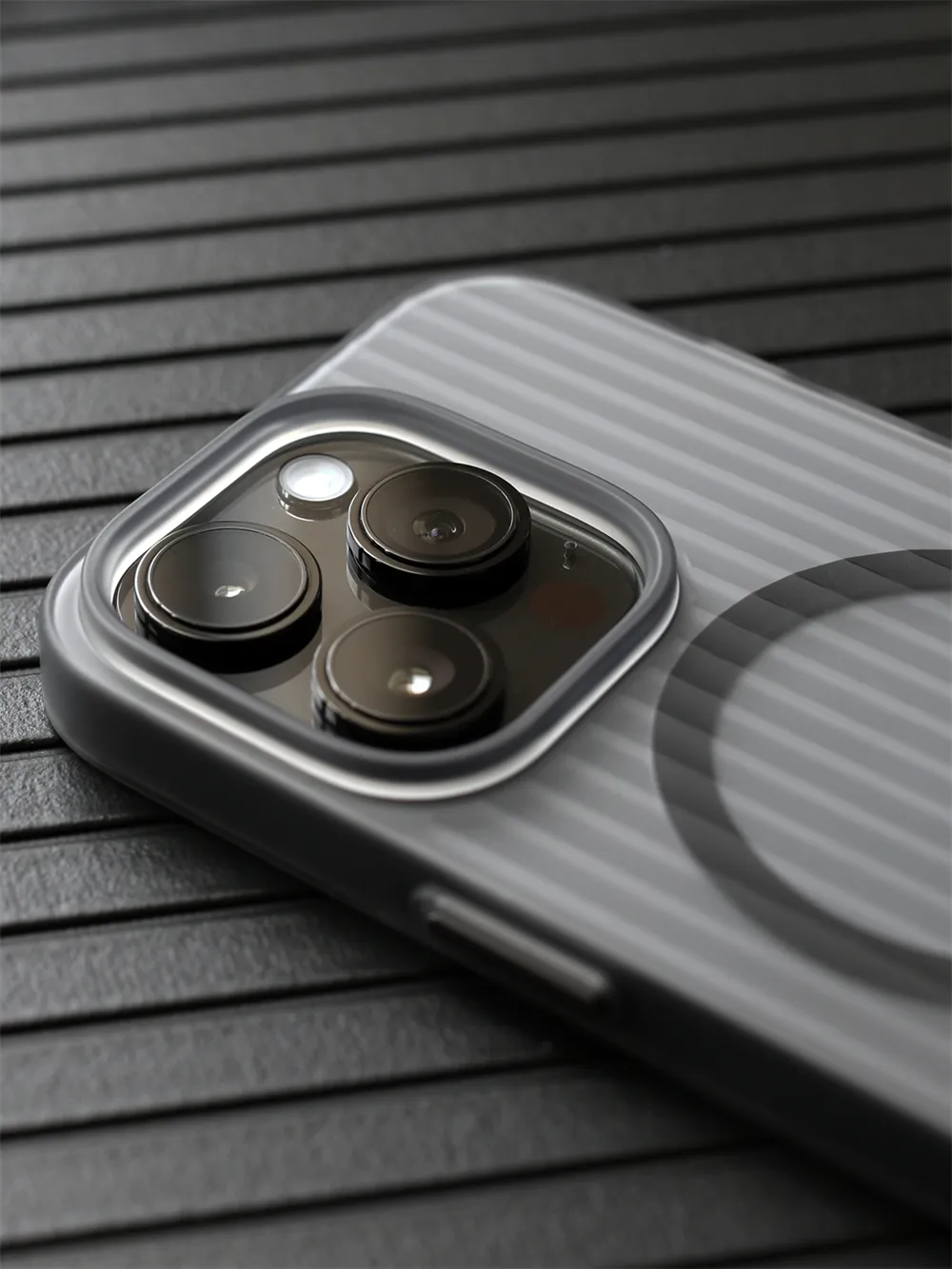 Lyxfodral Korrugerat mönster Matt magnet trådlöst laddningsfodral för iPhone 15 14 13 Pro Max Transparent Hard PC -täckning