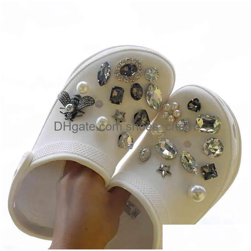 Skodelar Tillbehör 2021 Fashion Designer Quality Shoes Charms för Croc Diy Rhinestone Bee Buckle Drop Delivery Dhcai