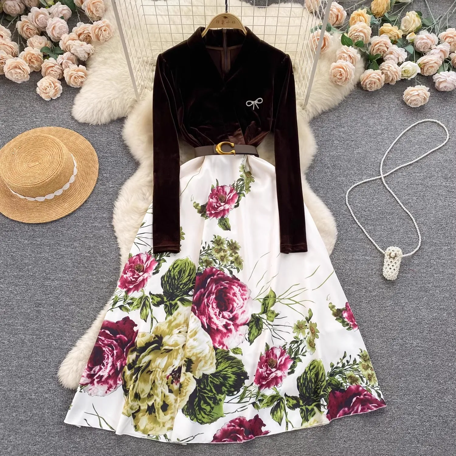 Grundläggande avslappnade klänningar Nya 2024 Temperament Autumn Winter Fake Two Piece Midi Dress Vintage Women's V Neck Velvet Patchwork Jacquard Flower Party Belt Vestidos