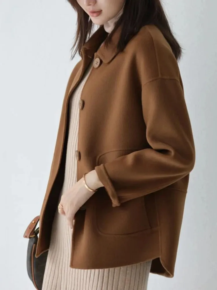 女性のウールブレンド女性のための短いコート秋冬のファッションジャケットポケットソリッドカラーラクダブラックポロカラーコートレディース高品質231110