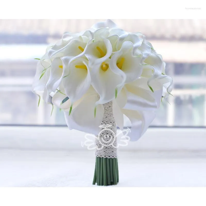 Flores decorativas Belo toque real Pu artificial 30pcs calla lily dama de dama de honra Boutonniere Bridal Bouqute