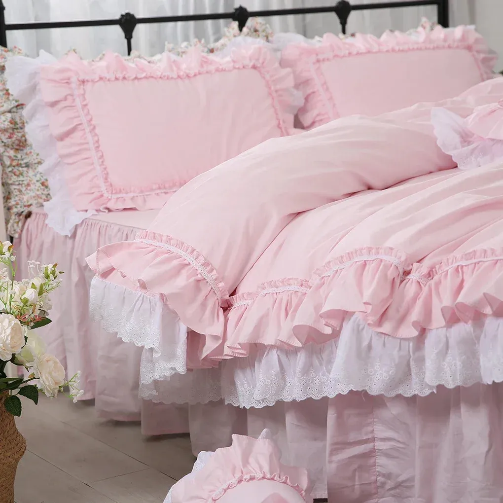 Set di biancheria da letto Incredibile set di biancheria da letto di lusso rosa queen size ricamo volant in pizzo copripiumino doppio gonna principessa Federa calda HM-17P 231110