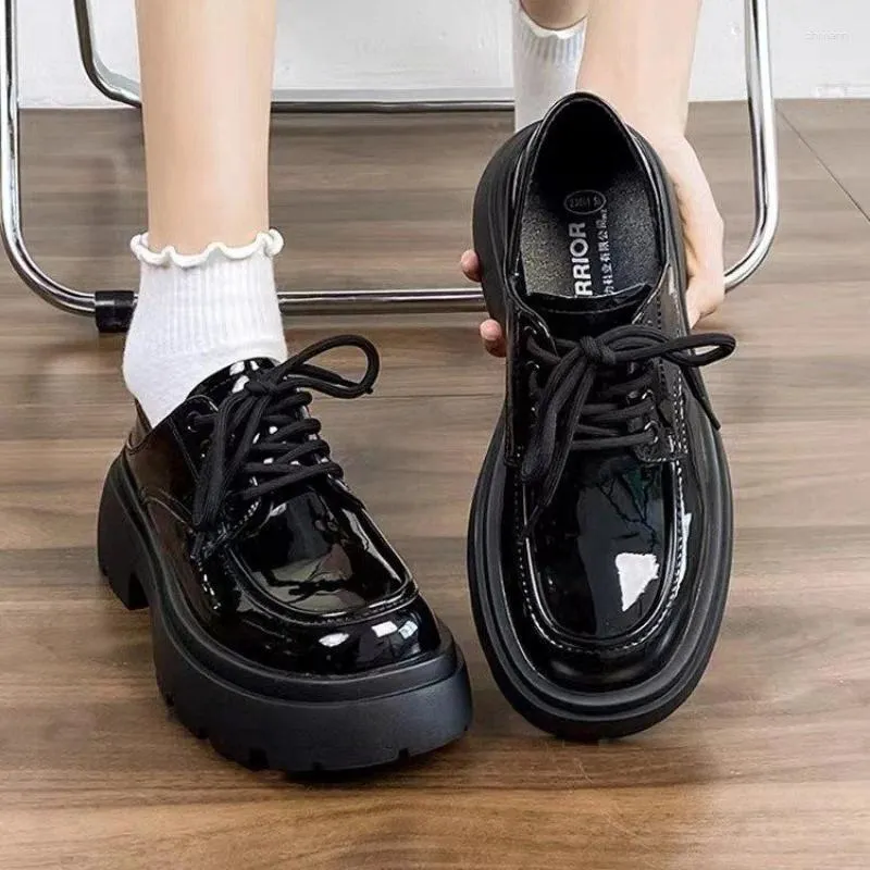 Модельные туфли. Осенние удобные женские туфли из искусственного материала и универсальные лоферы черного цвета на толстой подошве с неглубоким носком.