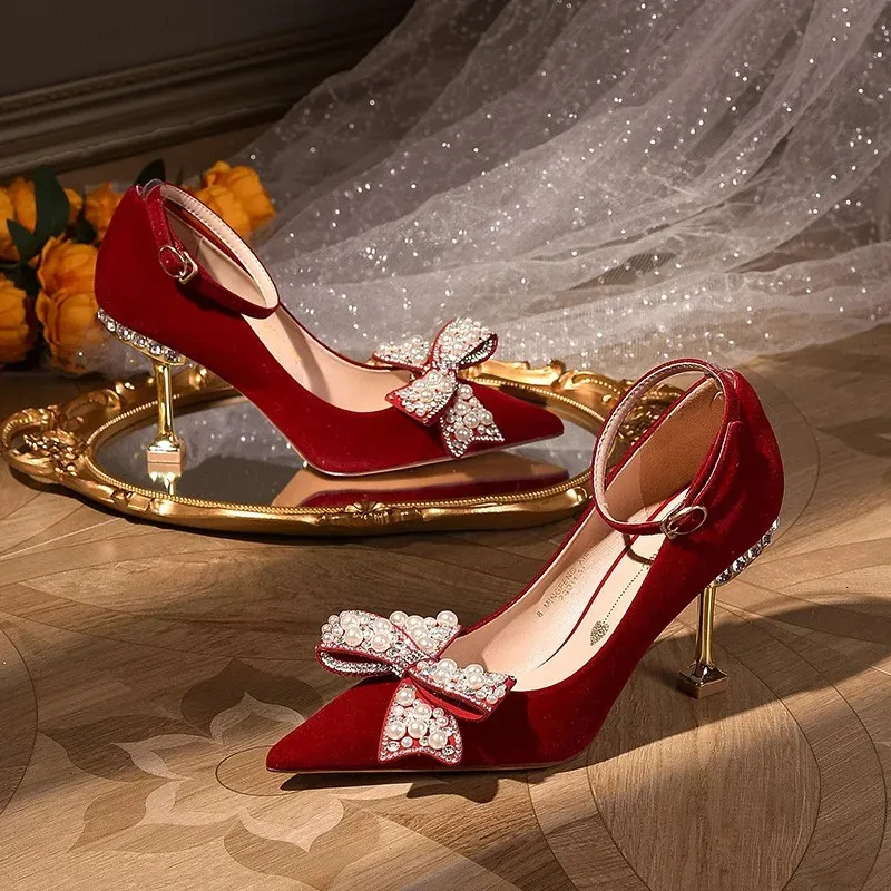 SURET BUTS Water Diamond Wedding Buty sukienki żeńskie buty Chinese Bride Red High Obcasy Nie męczące stóp 231110