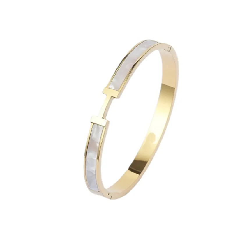 Pulseira nova pulseira de aço inoxidável concha branca carta pulseira de aço de titânio feminina pulseira de moda europeia e americana pulseira de punho de ouro