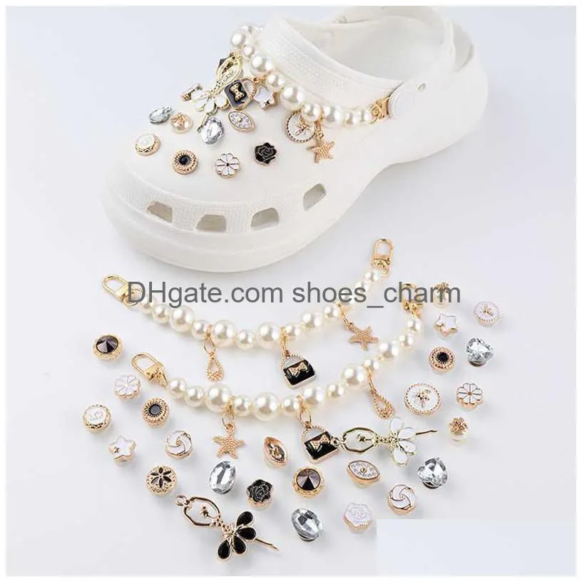 Accesorios de piezas de zapatos Rhinestones de lujo Charms Diseñador DIY Zapatos de cadena de perlas Decaration para Croc Jibbi Zuecos Niños Niños Mujeres Gi Dhnqi